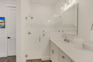 Ensuite King Bathroom, 1st Floor