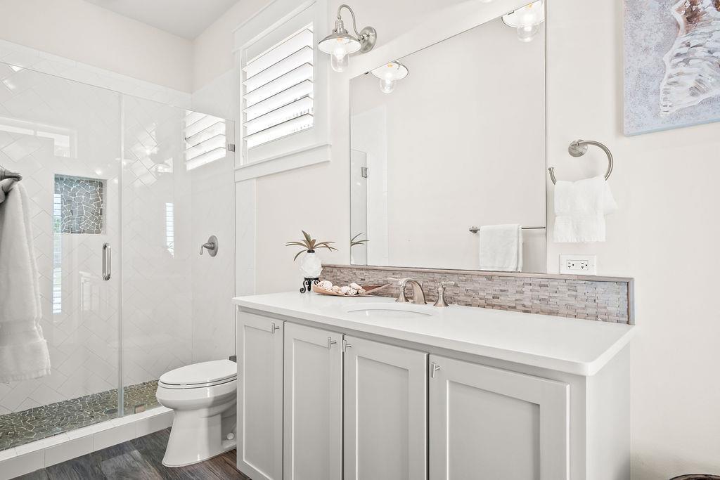 Front King Bathroom, 1st Floor