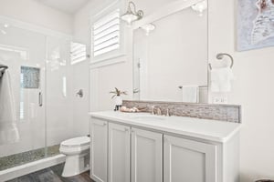 Front King Bathroom, 1st Floor