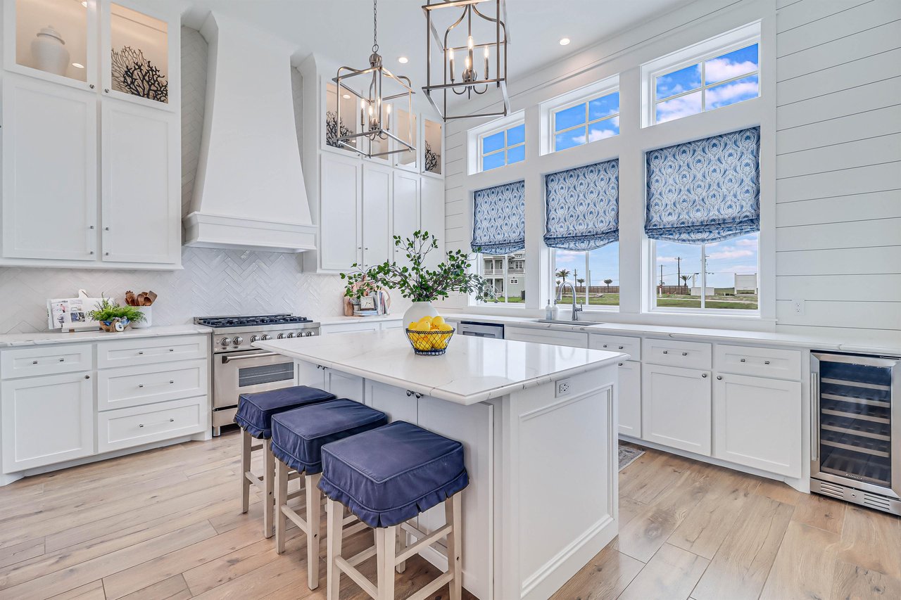 1st Floor Kitchen Overlooking Leisure Lake