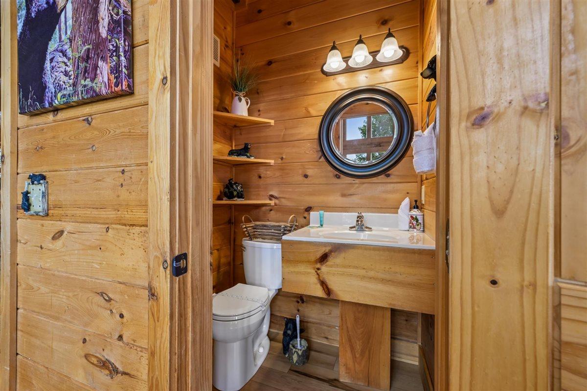 043Powder Room