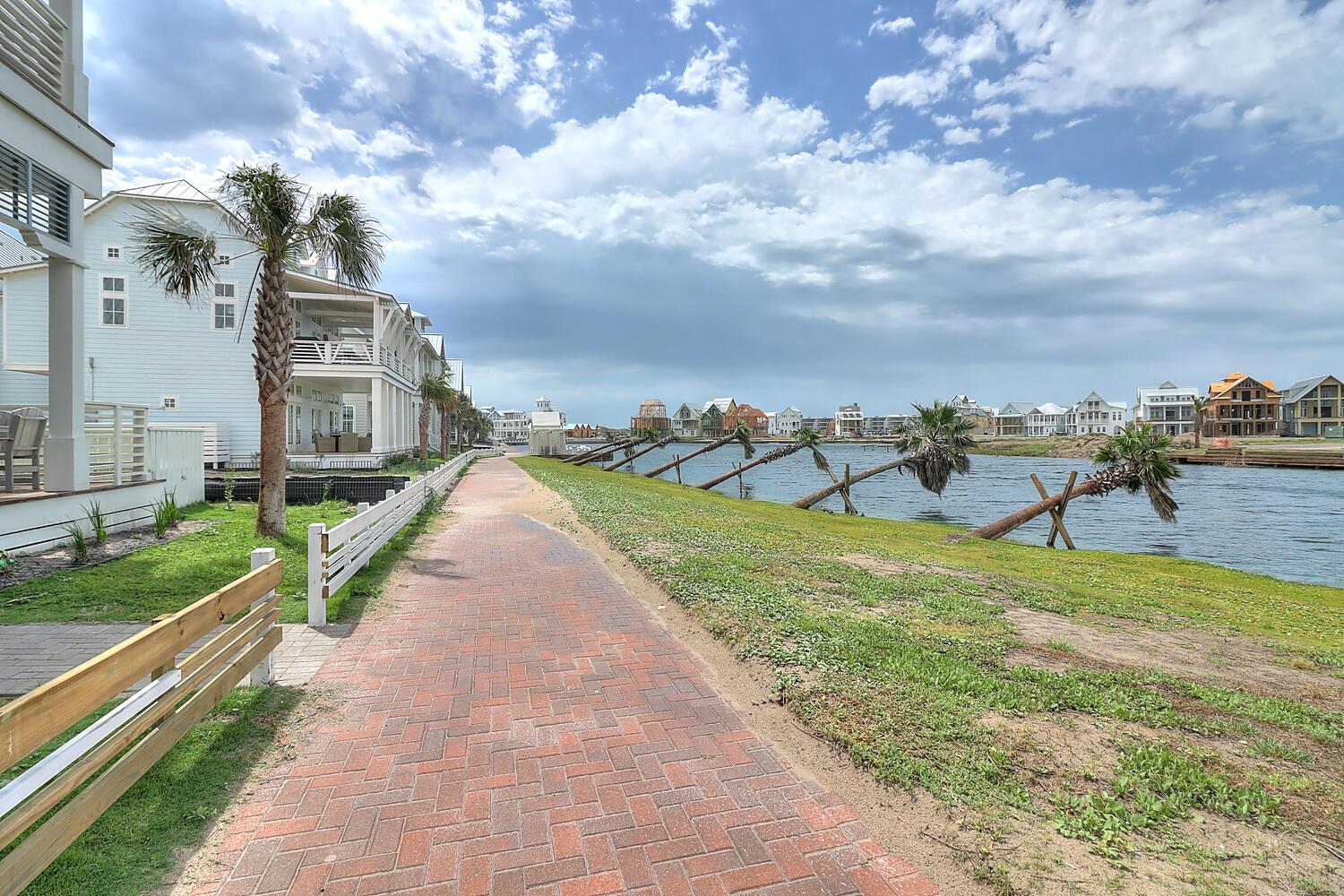 Lakeside Sidewalk, 1st Floor