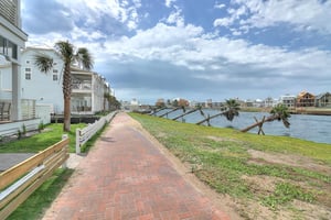 Lakeside Sidewalk, 1st Floor