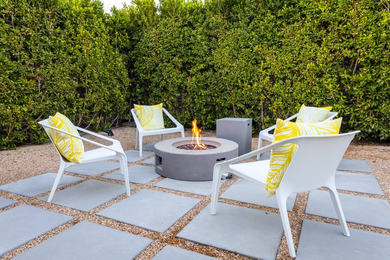 Fire pit lounge
