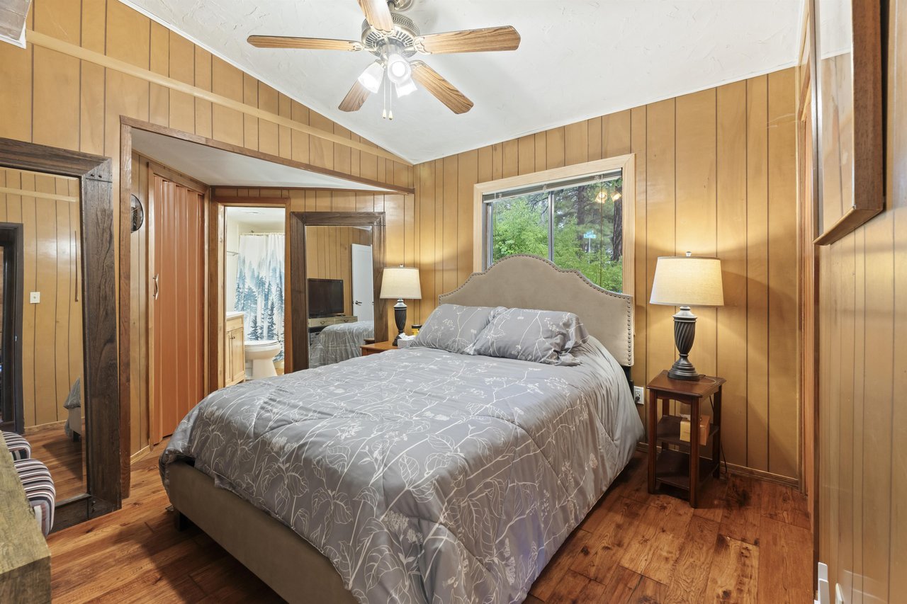 Queen size bed with flatscreen TV and ensuite bathroom.