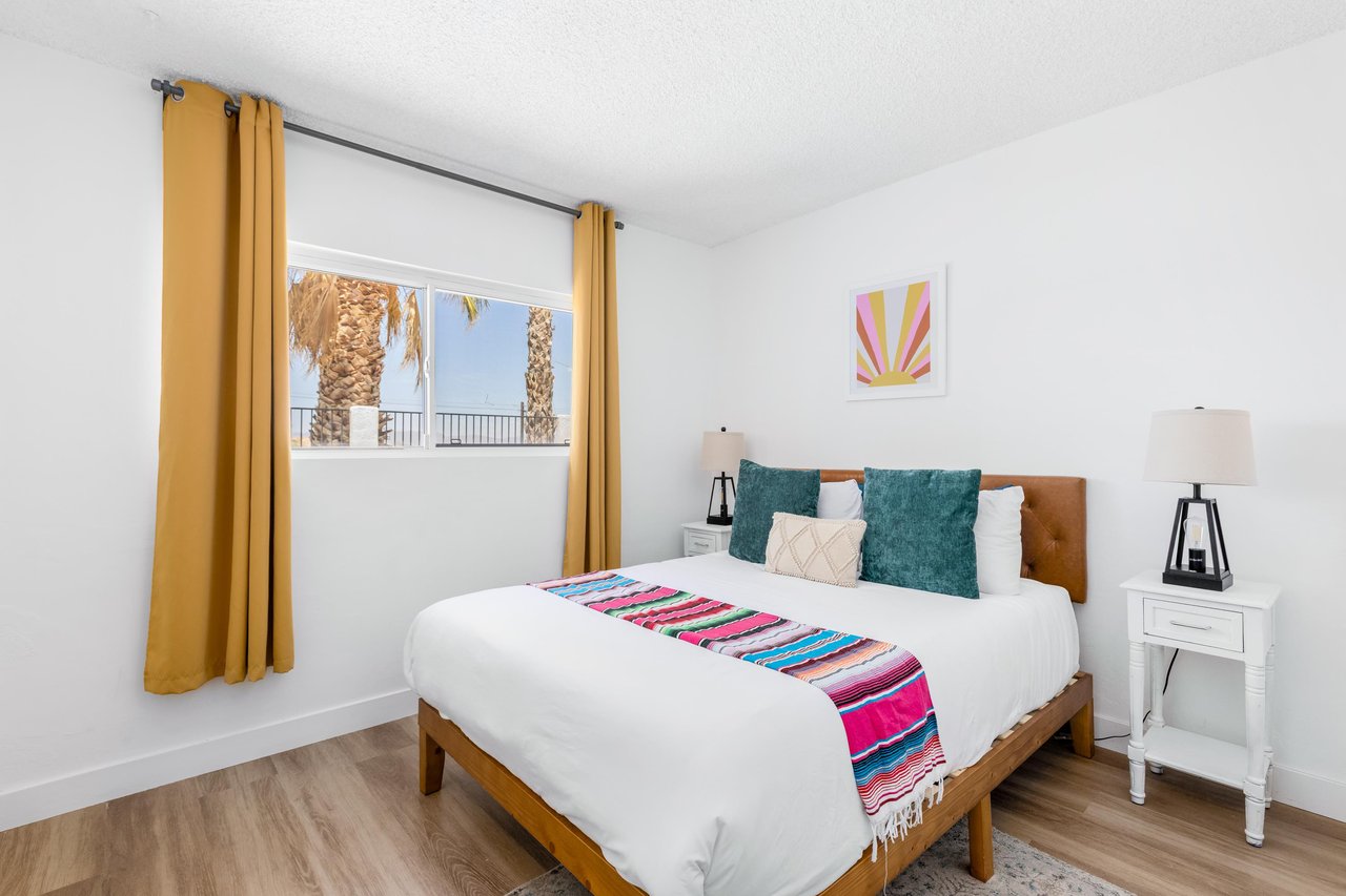 Queen size bed.