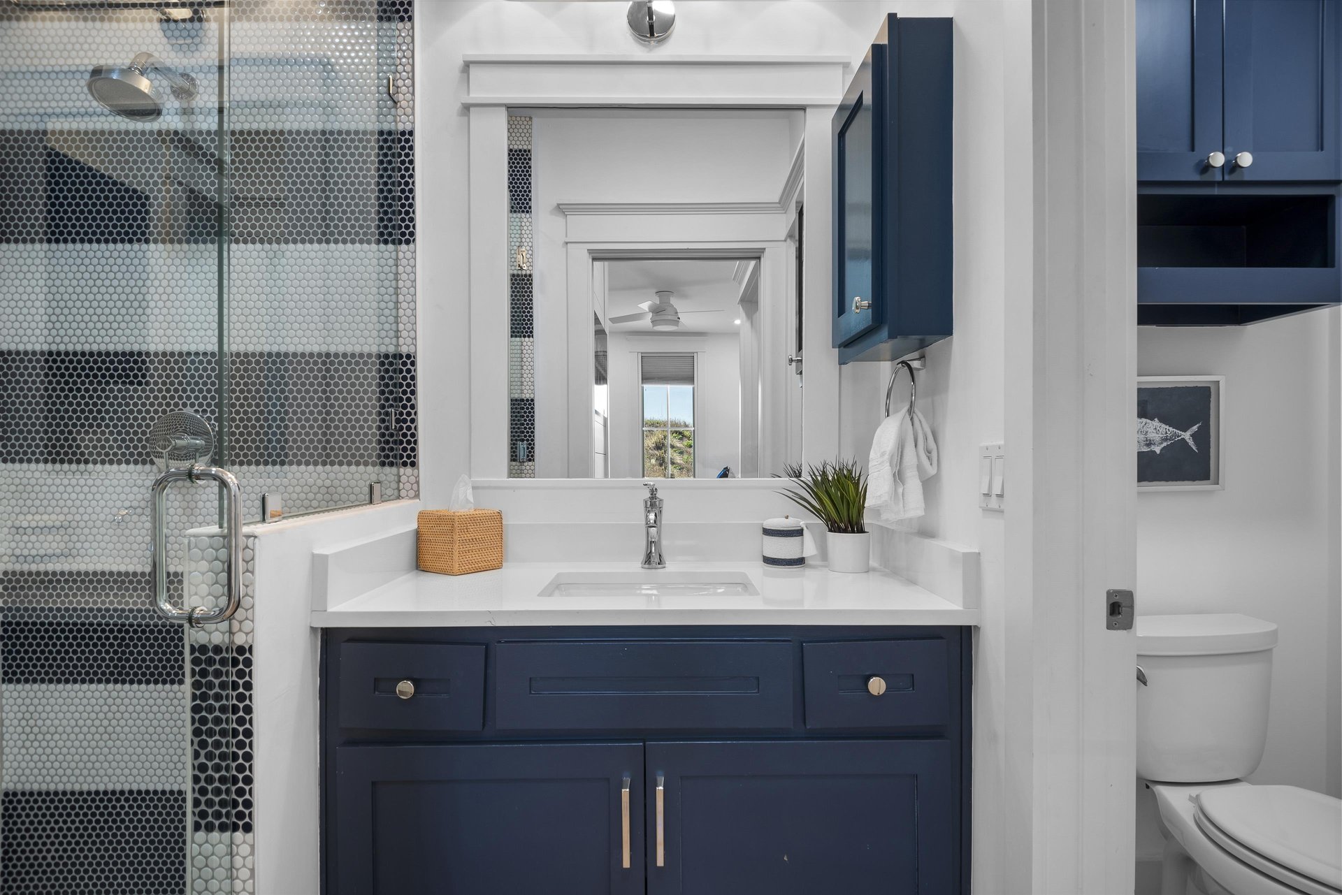 1st Floor, King Bathroom