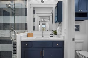 1st Floor, King Bathroom