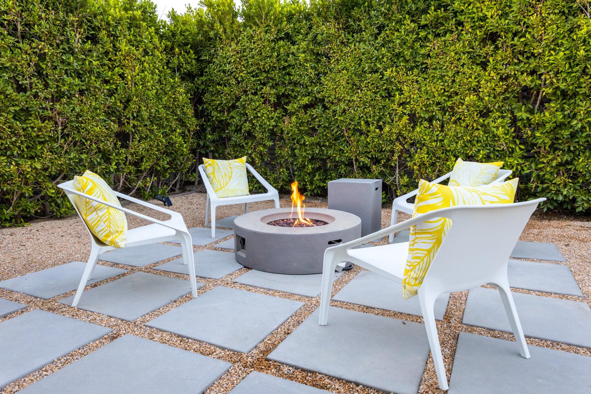 Fire pit lounge