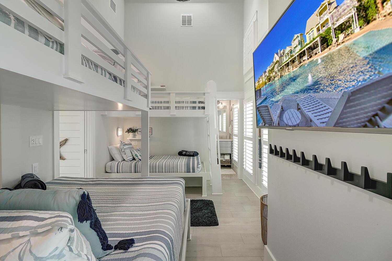 2nd Floor TwinTwin, TwinQueen Bunk Room