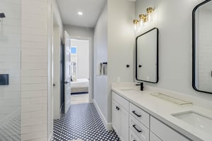 Second King Bathroom, 2nd Floor