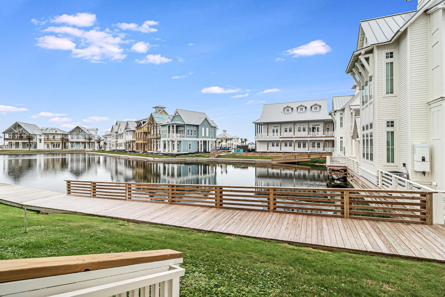 Outdoor Seating with Lake View, 1st Floor