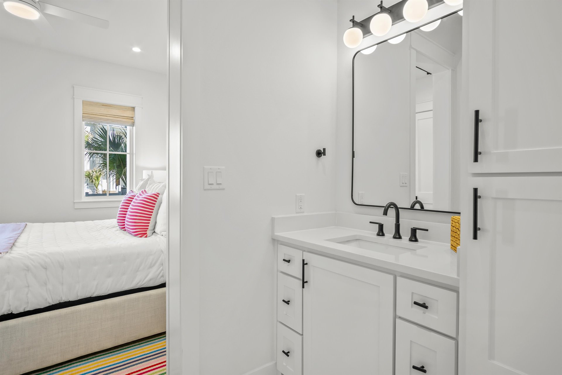 King Bathroom, 1st Floor