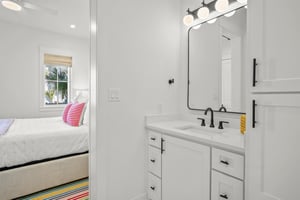 King Bathroom, 1st Floor