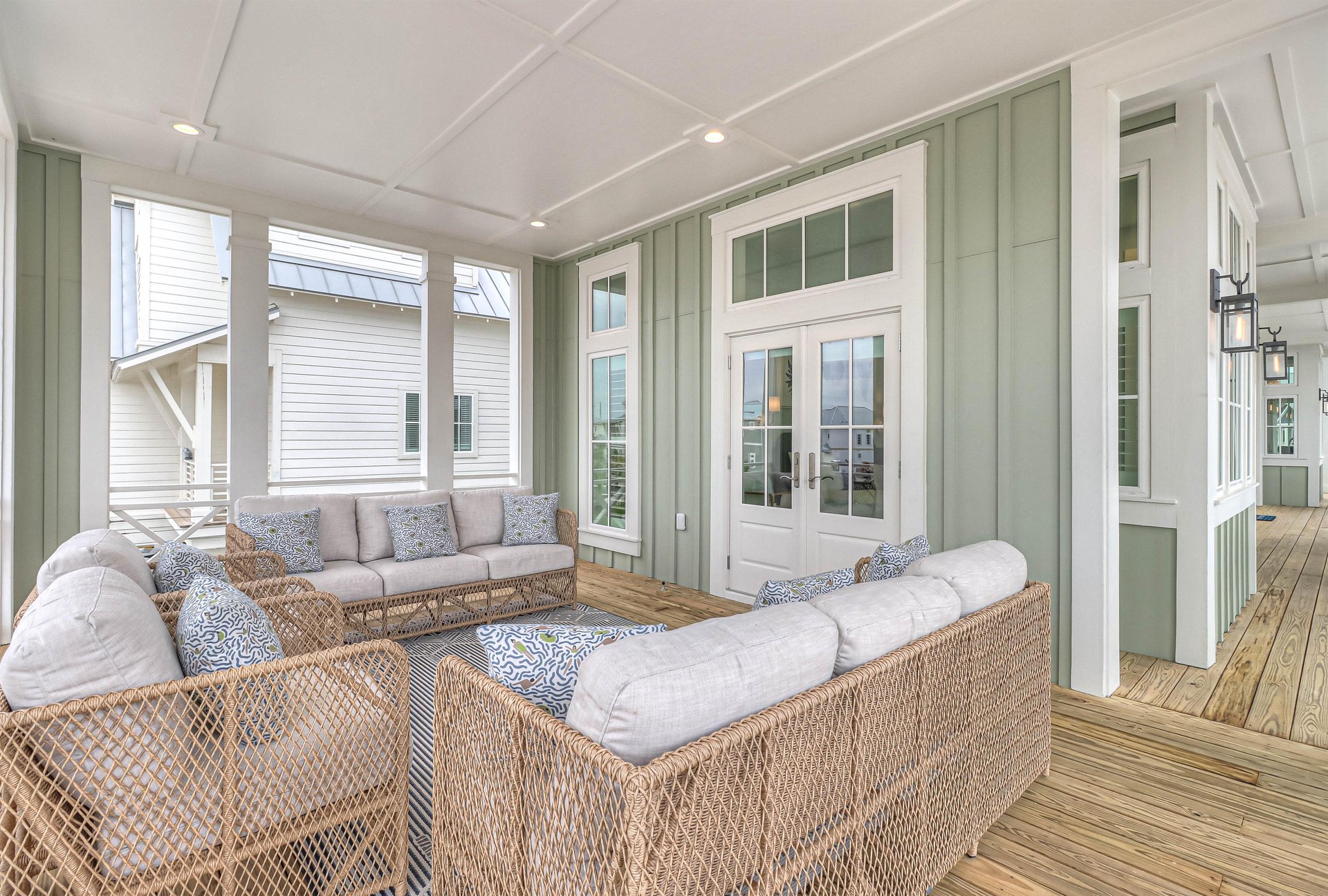 Wrap Balcony Front Lounge, 2nd Floor