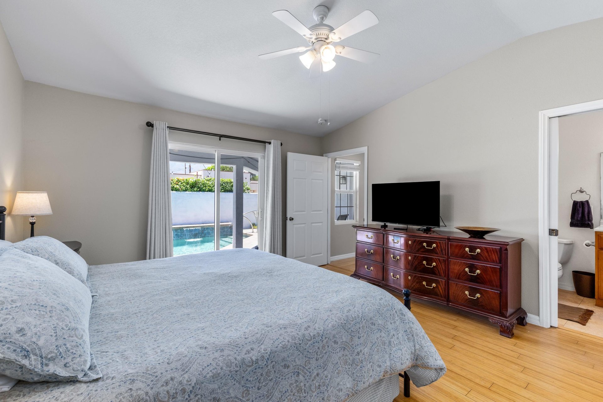 King size bed, flatscreen TV, and ensuite bathroom.