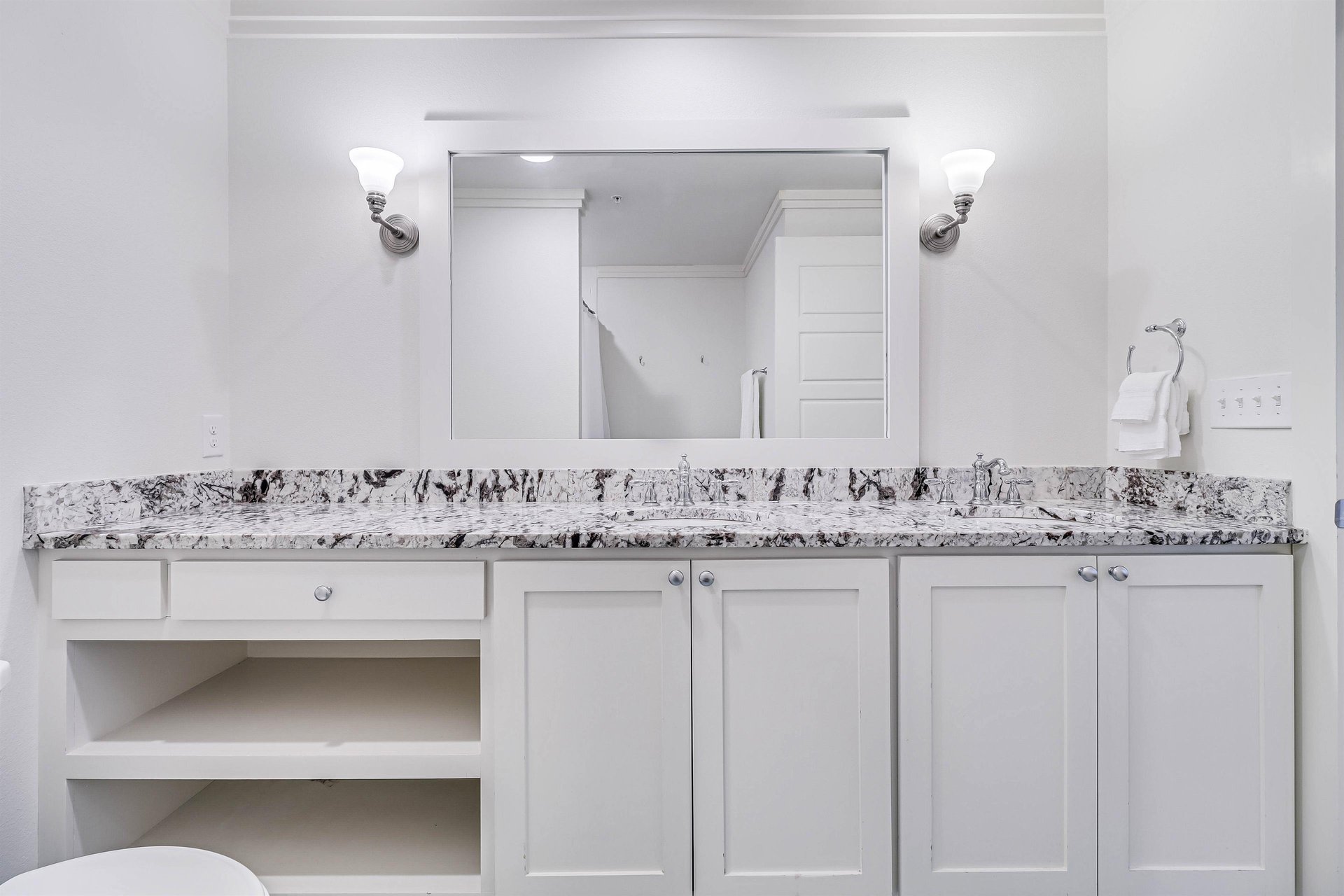 Front King Bathroom, 1st Floor