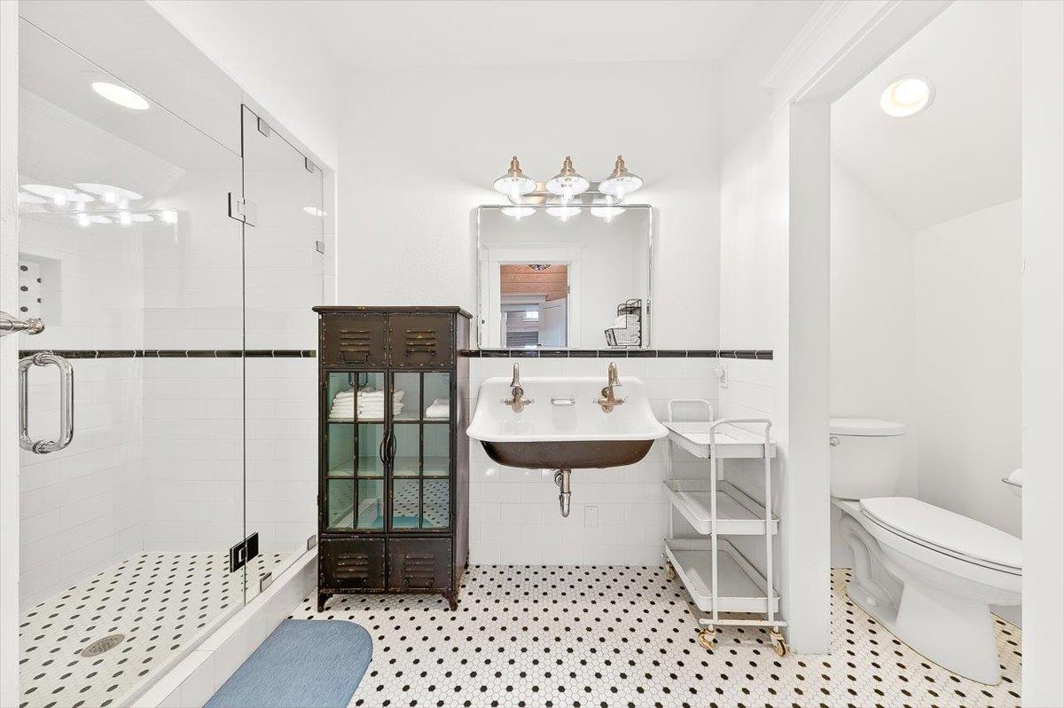 3rd Floor, Bunk Bathroom