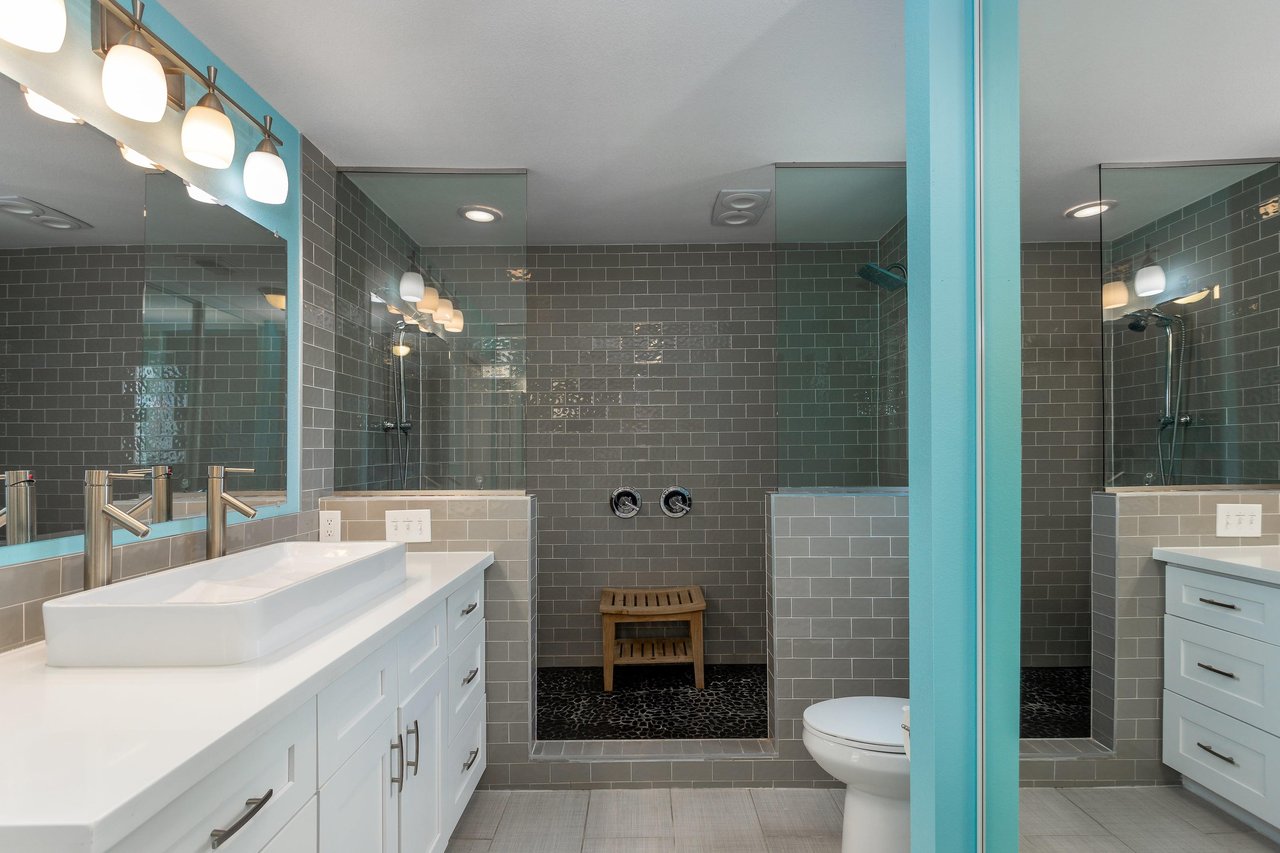 Pamper yourself in the luxurious bathroom