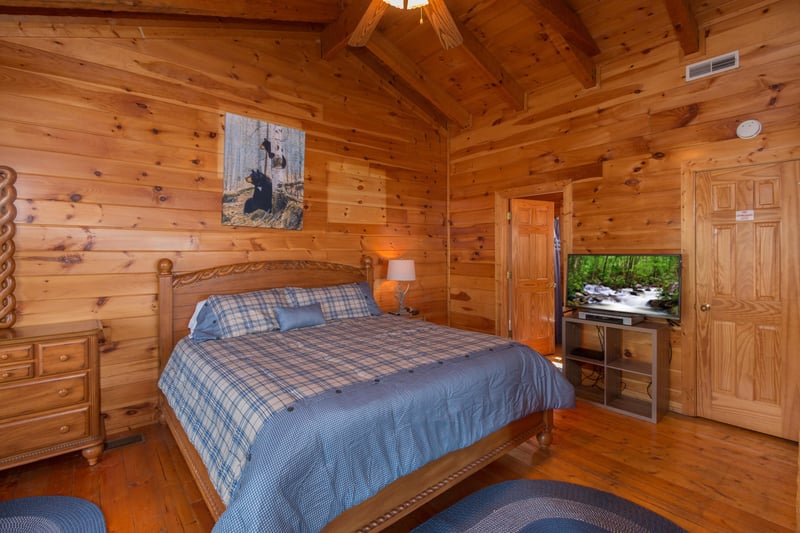 Bedroom with a king bed and TV at EllaVation, a 3 bedroom cabin rental located in Gatlinburg