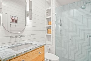 2nd King Bathroom, 1st Floor