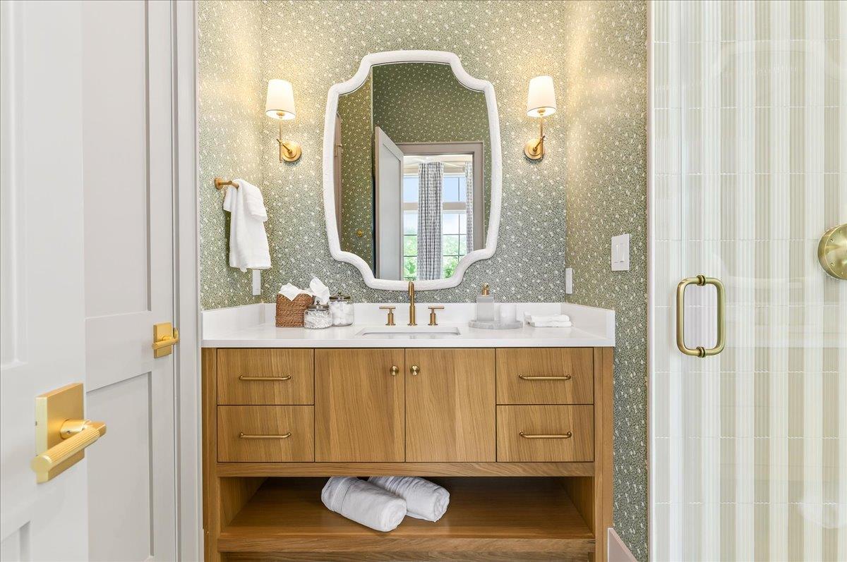 1st Floor, King Bathroom