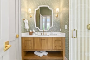 1st Floor, King Bathroom