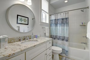 King Bathroom, 2nd Floor