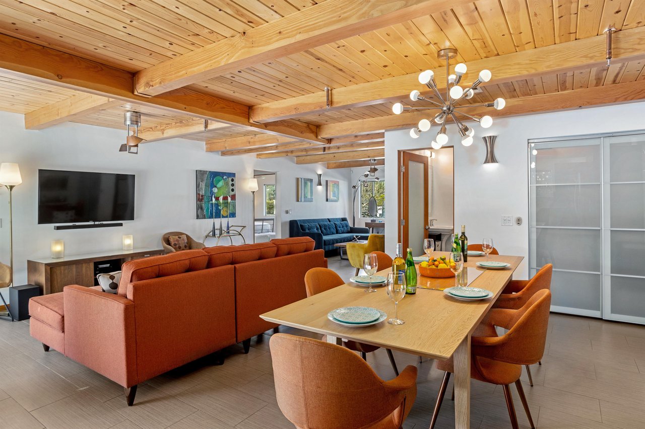 Freeflowing floor plan