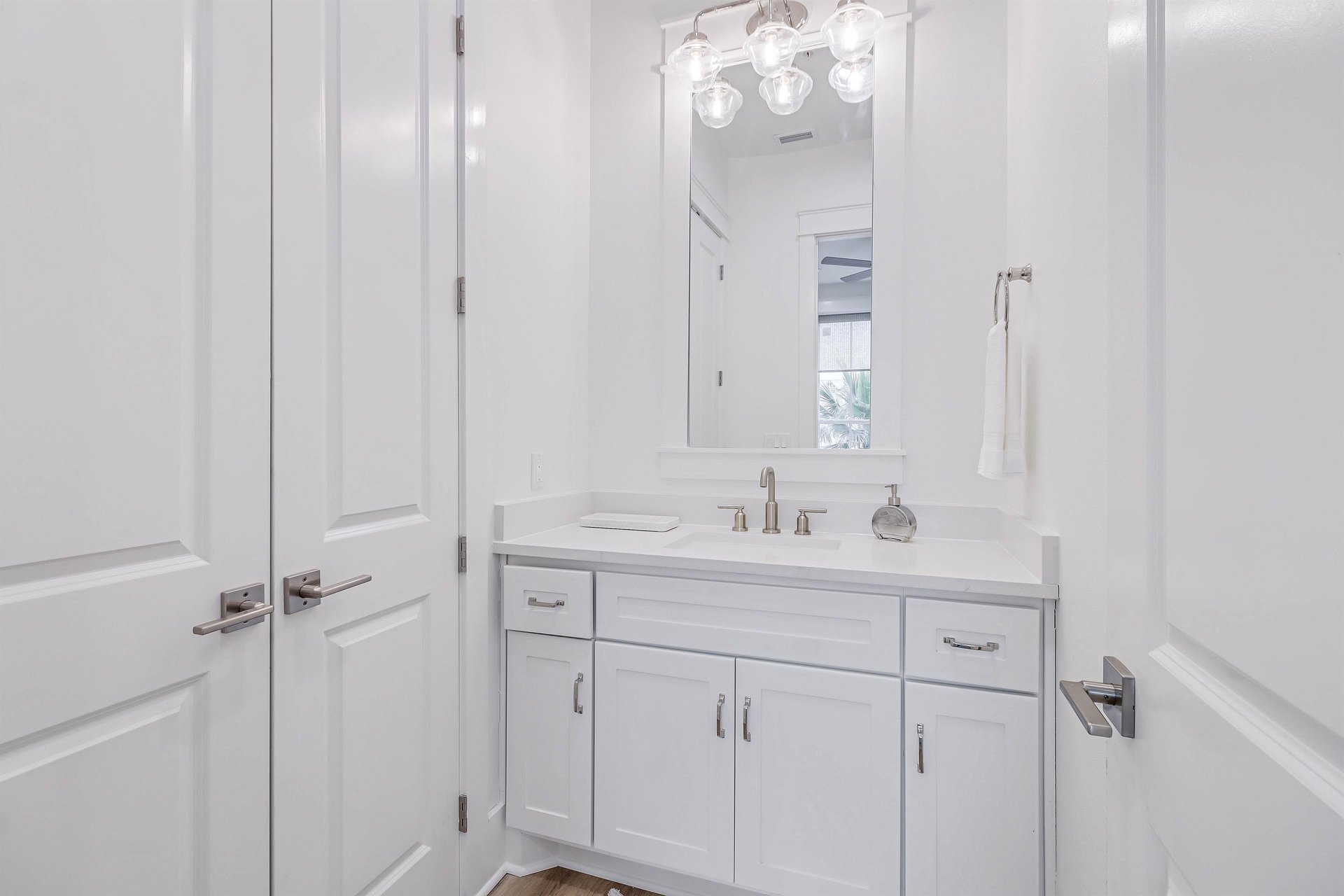 Queen Bathroom, First Level