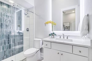 King Bathroom, 1st Floor