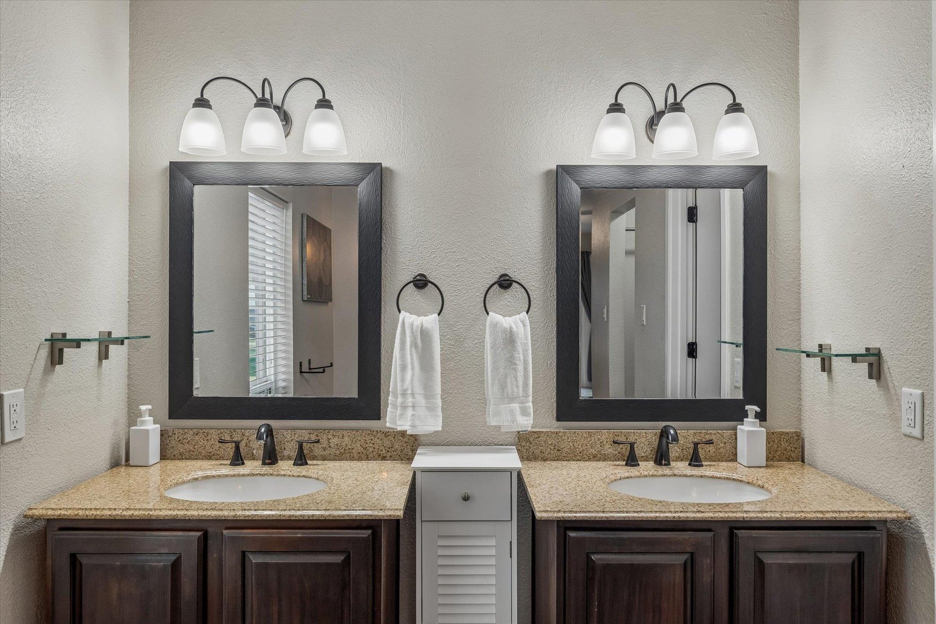 En suite primary bathroom with dual sinks.