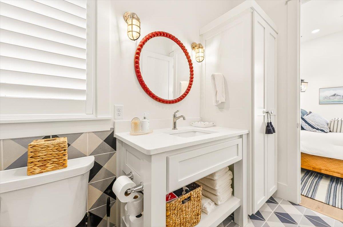 1st King Bathroom, 1st Floor