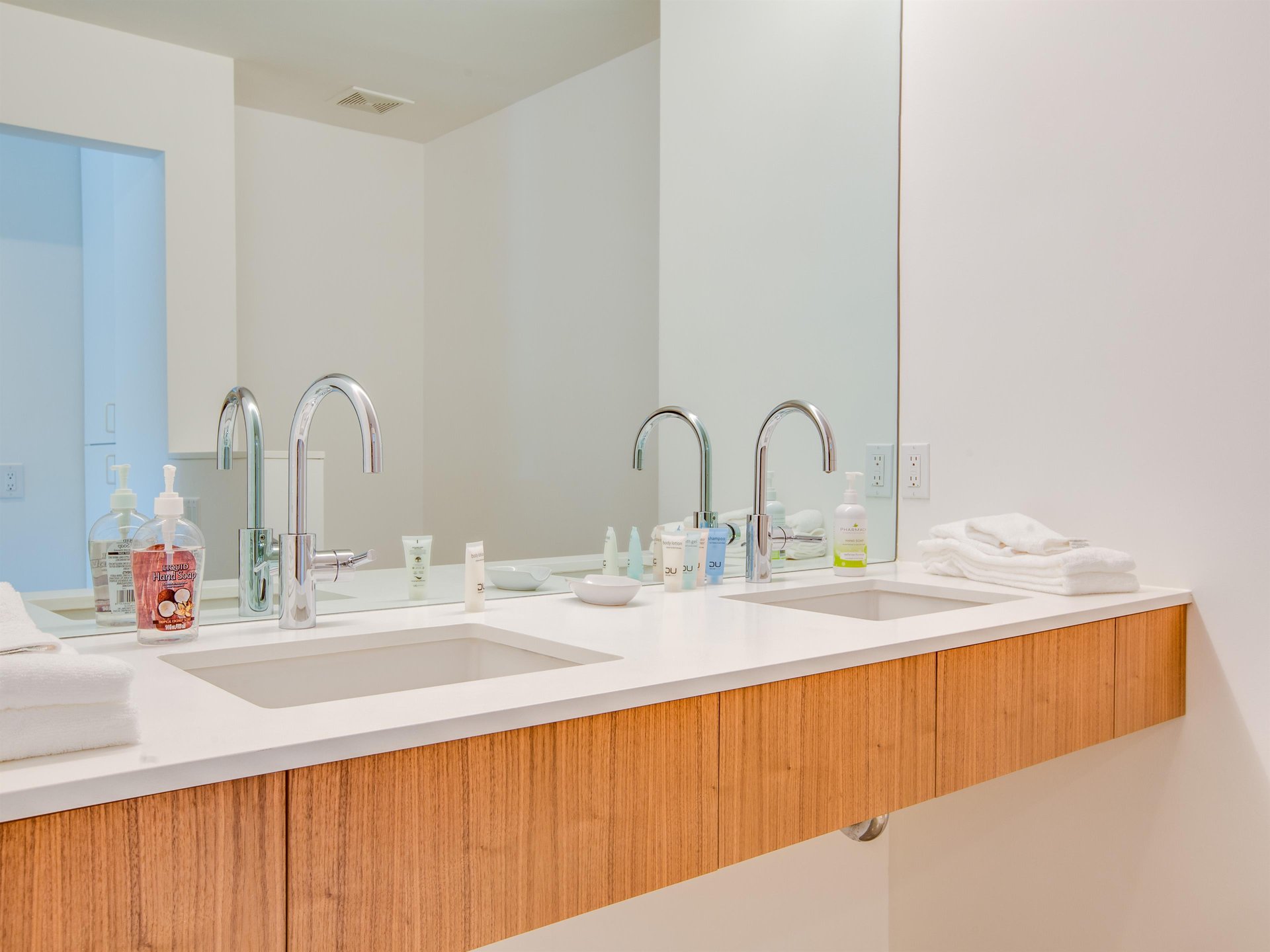 Pamper yourself in the luxurious bathroom