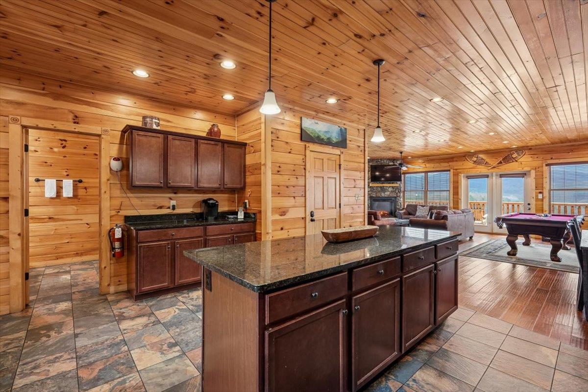 08Kitchen