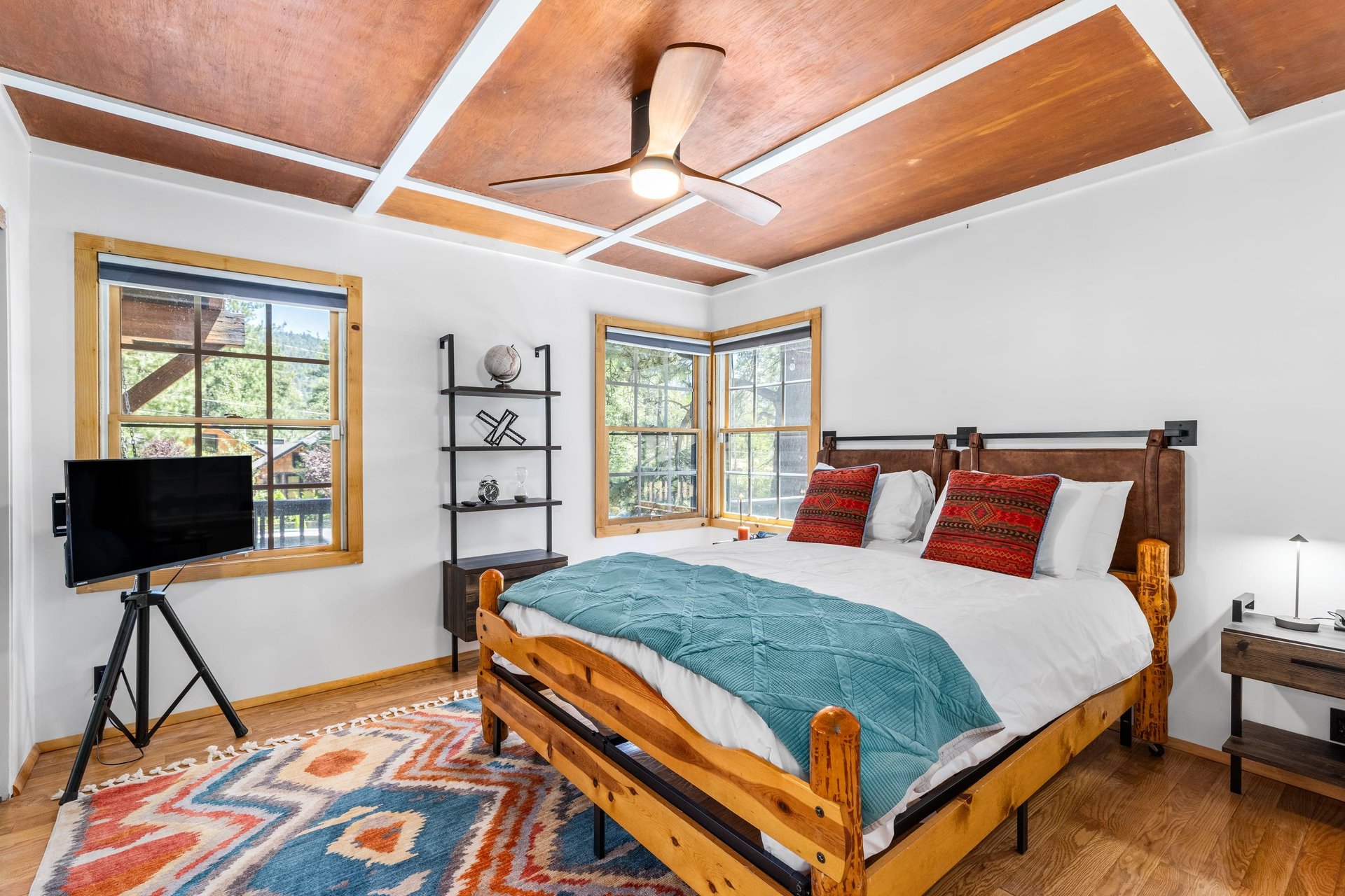 Queen size bed and flatscreen TV.