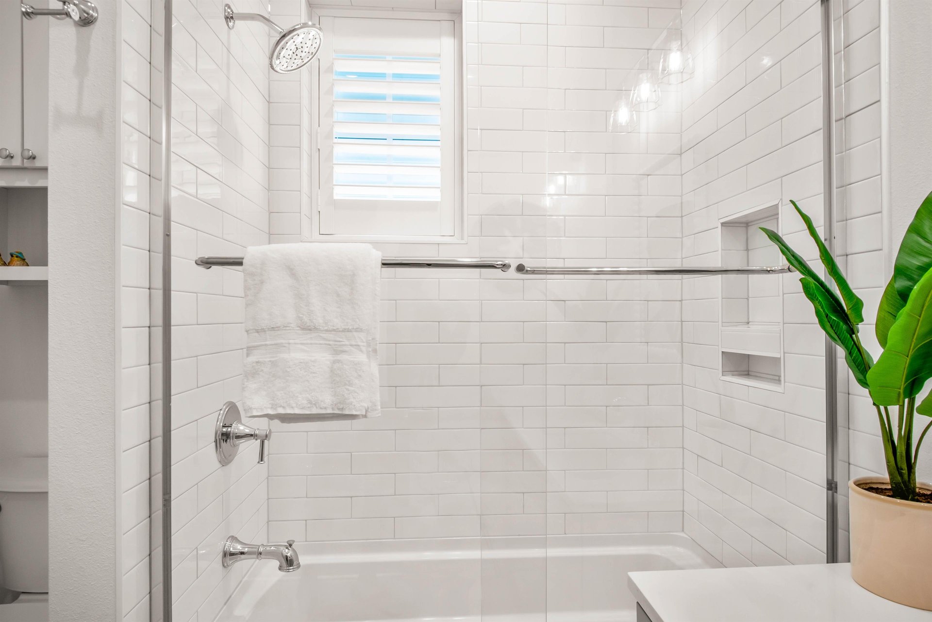 Shared Bathroom, 2nd Floor