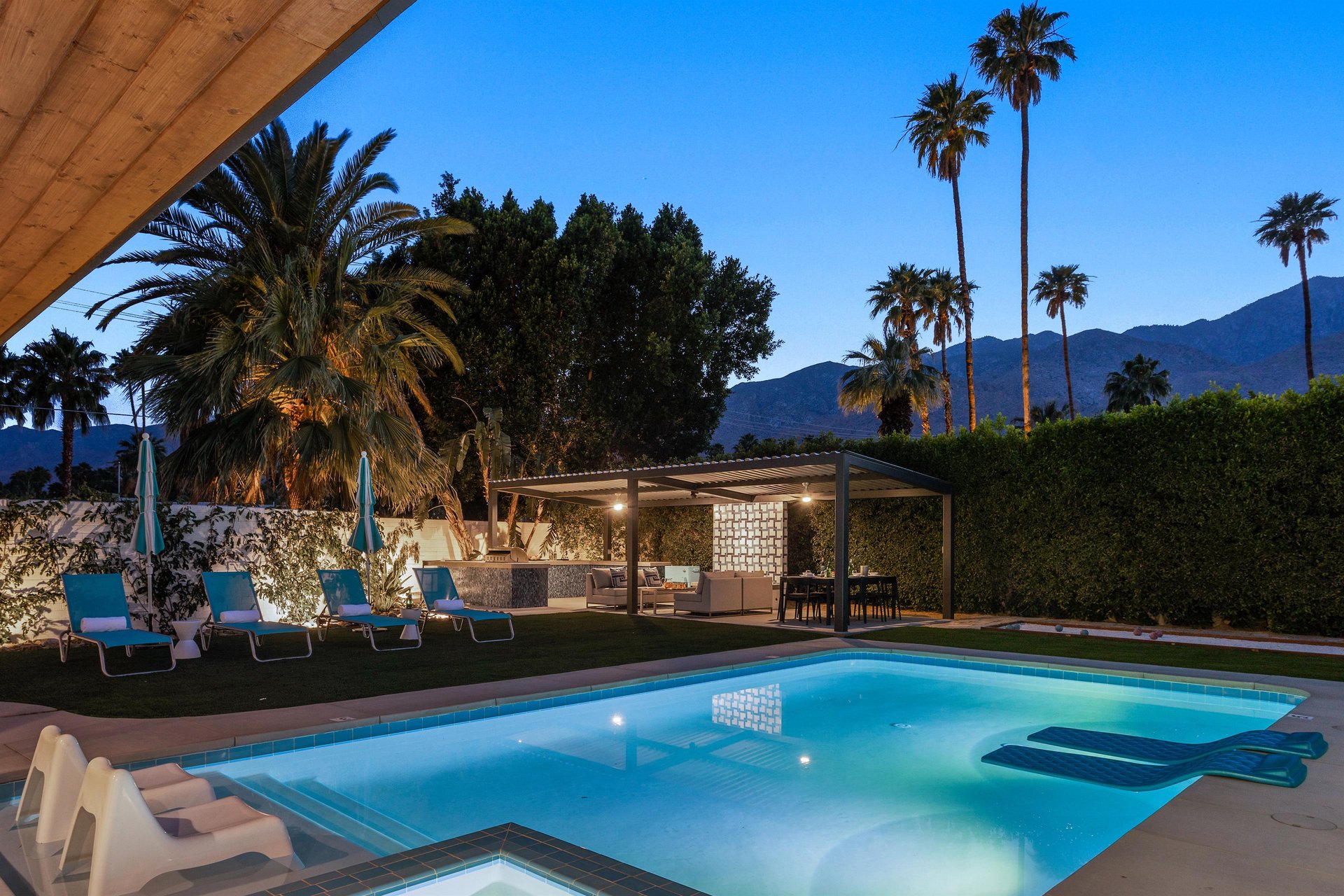 The large pool with integrated spa is fabulous