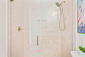 Third King Bathroom, 1st Floor