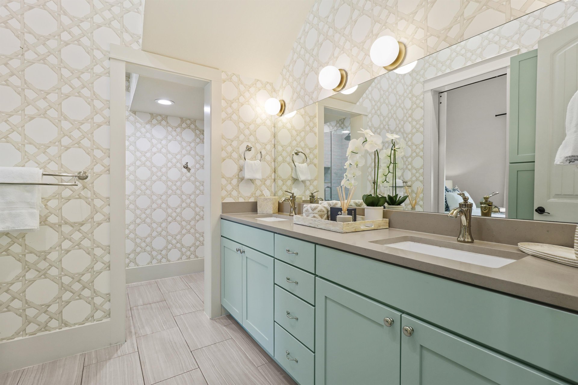 Shared Bathroom, 1st Floor