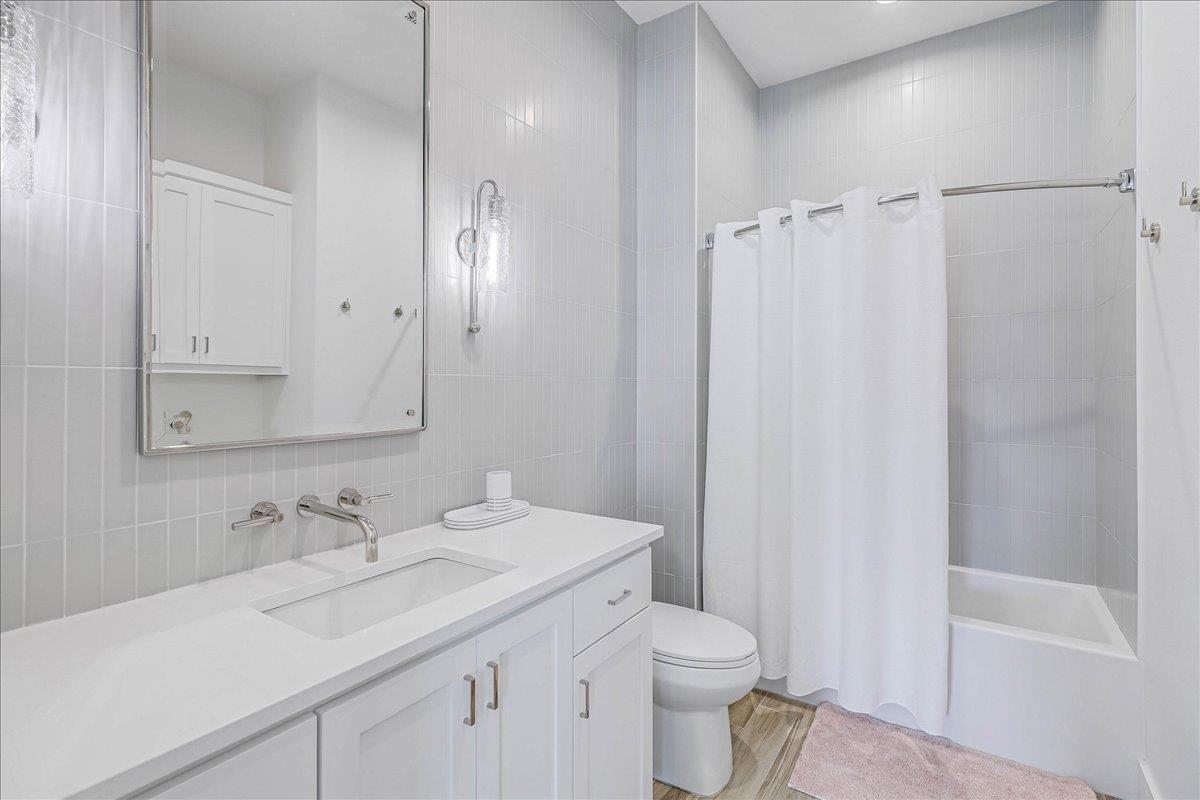 Fourth King Bathroom, 1st Floor