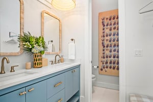 2nd King Bathroom,1st Floor