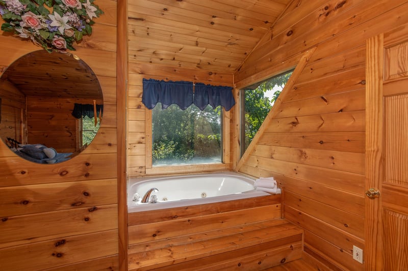 jacuzzi tub at angels majestic view a 3 bedroom cabin rental located in pigeon forge