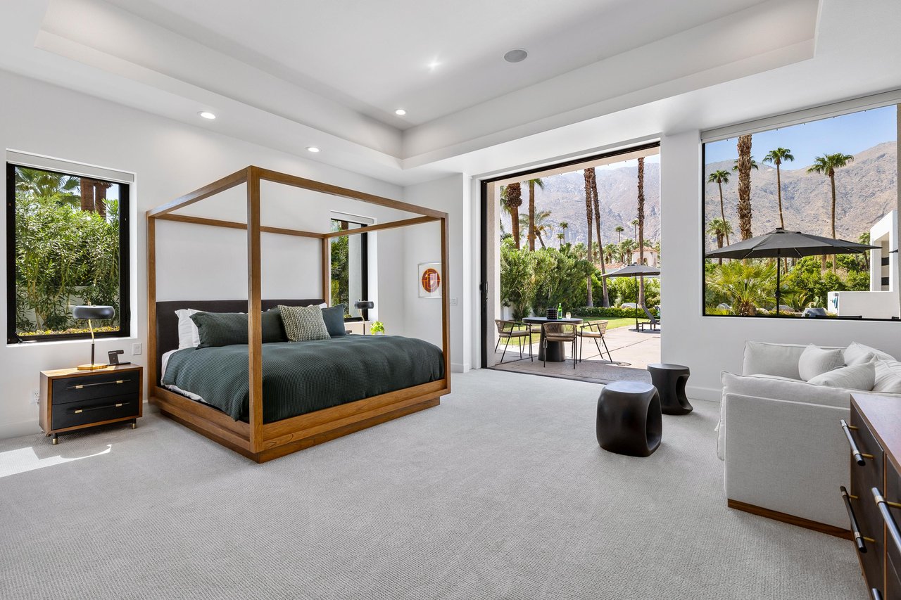 Large fourposter bed