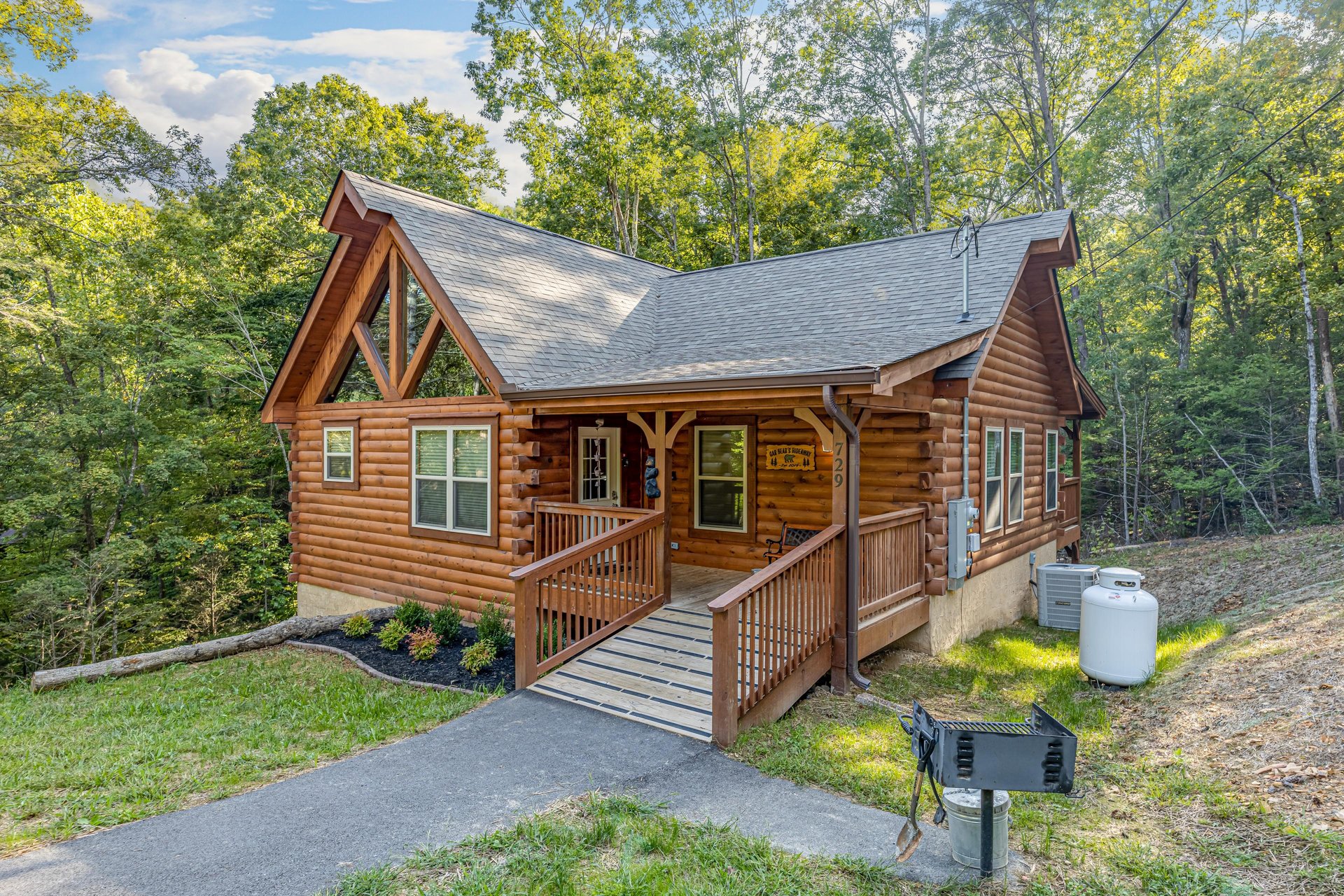 Front of Gar Bears Hideaway cabin