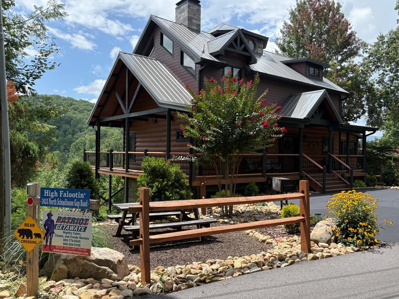 Nestled in the mountains with lush greenery all around, this welcoming property combines rustic charm and modern comfort in a peaceful natural setting.