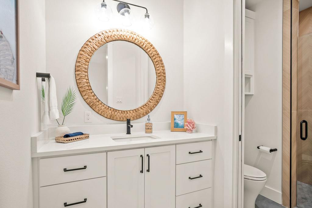 Second King Bathroom, 1st Floor