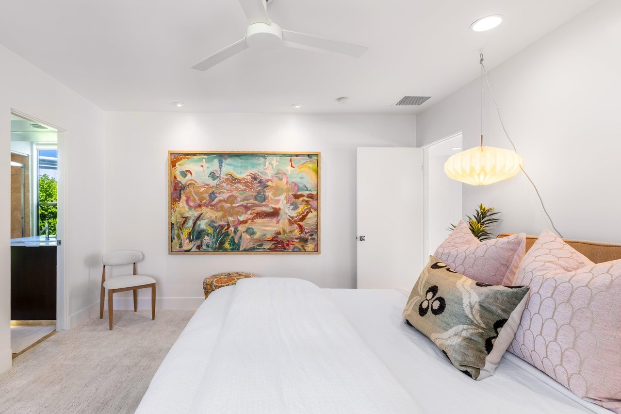 Queen size bed, flatscreen TV, and ensuite bathroom.