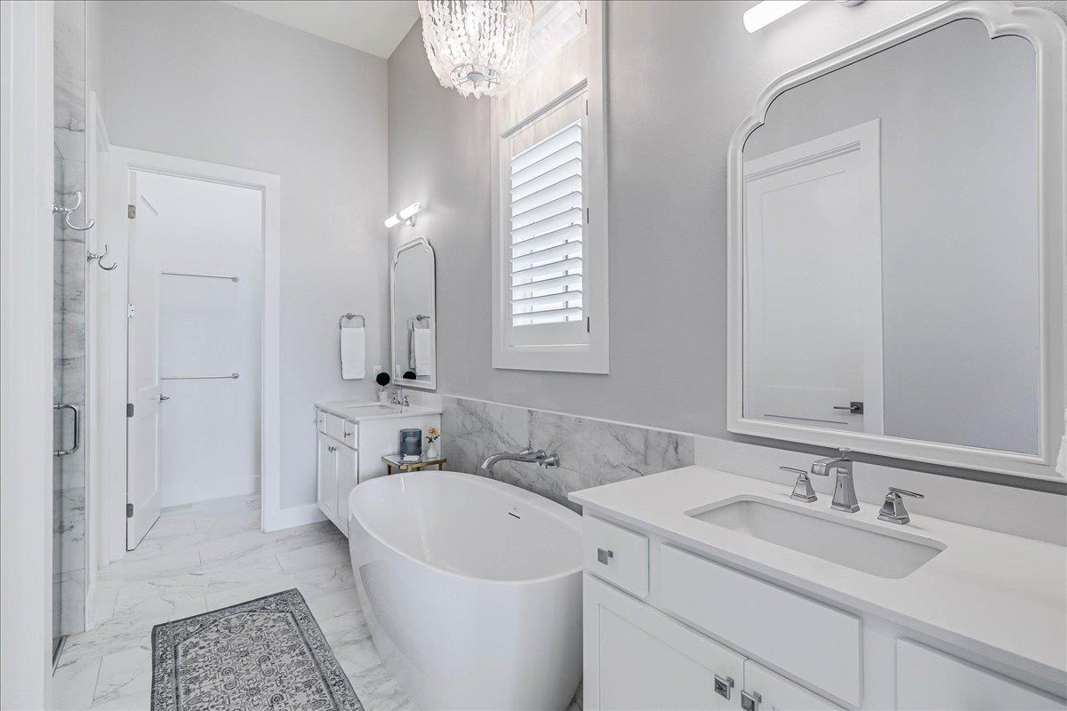 Primary King Bathroom, 1st Floor