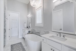 Primary King Bathroom, 1st Floor